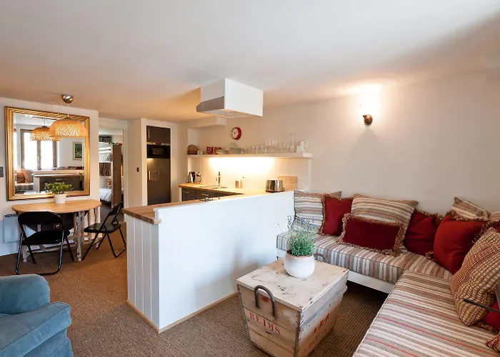 'Watch Maker' 3 Bedroom Apartment *