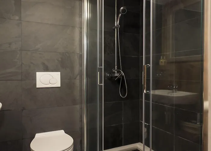 'Watch Maker' 3 Bedroom Apartment *